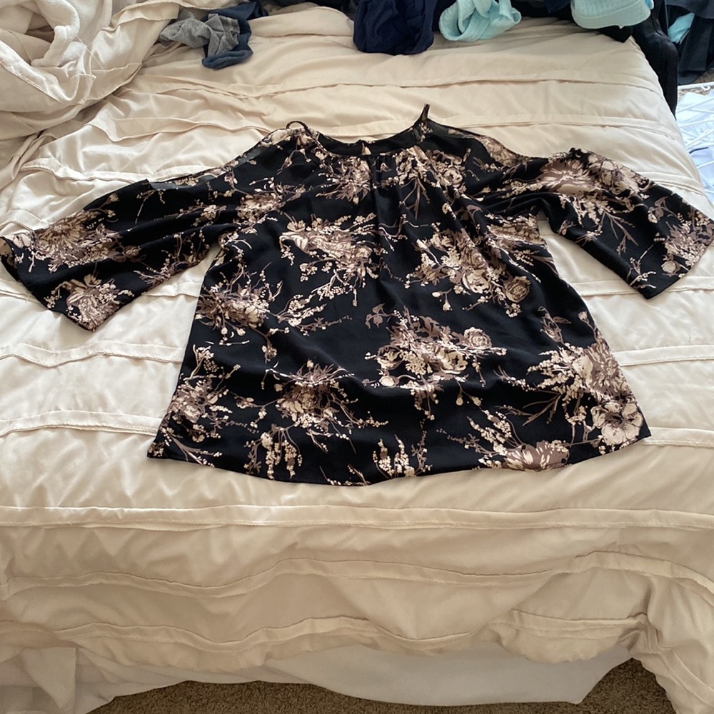 Veronicam Size medium womens cut out sleeve floral design EUC